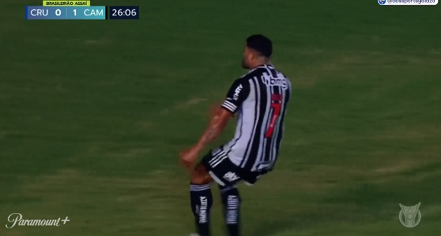 Số 7 ăn mừng cuồng nhiệt, nhảy vượt hàng rào để tiến gần đến khu vực khán đài. Ngôi sao sinh năm 1986 phấn khích trước cú đá thành bàn khó tin của mình.