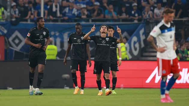 Stuttgart tiếp tục đánh bại Hamburg để trụ lại Bundesliga.