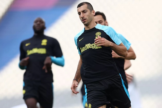 Henrikh Mkhitaryan được tiết lộ dính chấn thương và chưa chắc ra sân. Song, những bước chạy trên sân tập cho thấy anh sẵn sàng đá chính trước Man City.
