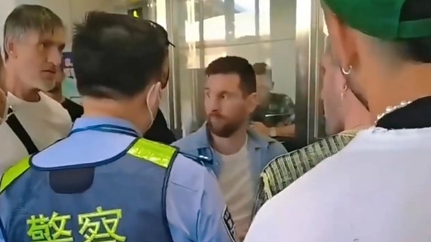 Lionel Messi suýt bị cảnh sát Trung Quốc bắt sau khi sử dụng hộ chiếu Tây Ban Nha thay vì hộ chiếu Argentina. Anh đến đất nước đông dân nhất thế giới để cùng tuyển Argentina đá trận giao hữu với Trung Quốc.