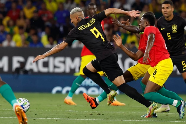 Richarlison được xếp đá chính và thi đấu gần hết trận nhưng anh lại để lại hình ảnh thất vọng. Khoảnh khắc tệ hại nhất của Richarlison đến trong hiệp 2.