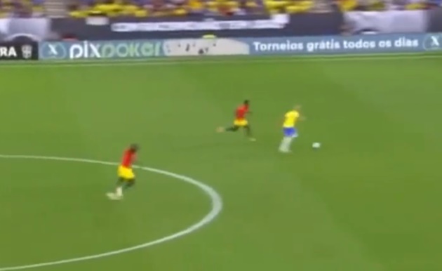 Từ một pha bóng phản công, Richarlioson 'nhấn ga', bứt ra khỏi 1 cầu thủ Guinea nhằm tiến về vòng cấm địa.