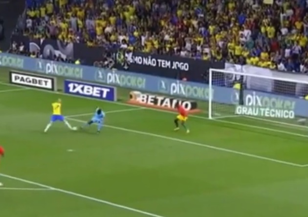 Quá mải mê về việc đưa ra quyết định, Richarlison sau đó lóng ngóng xử lý bóng hỏng. Vì vậy, thủ môn Guinea đã kịp thời dùng chân cản phá.