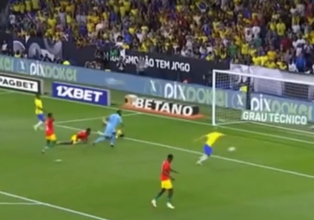 Richarlison chỉ bắt đầu phản ứng khi nhận thấy đồng đội chuyền cho mình. Song, như thế lá quá trễ để anh theo kịp quả bóng. Cơ hội ngon ăn của tuyển Brazil trôi qua đầy đáng tiếc.