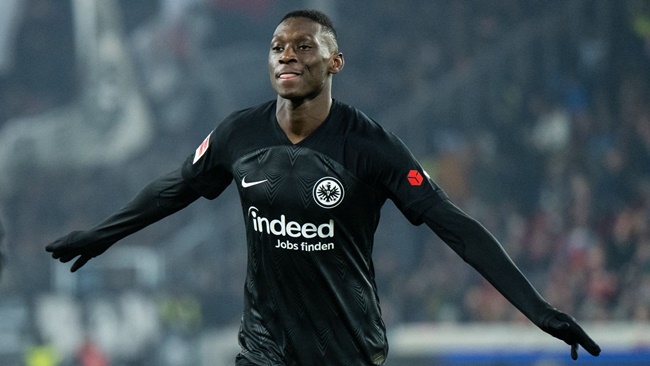 Randal Kolo Muani của Frankfurt hiện được Paris Saint-Germain quan tâm. Chân sút người Pháp nhiều khả năng rời CLB chủ quản vào hè này.