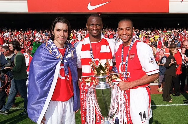Vieira là đội trưởng của tập thể Arsenal trải qua mùa giải bất bại tại Premier League 2003/04.