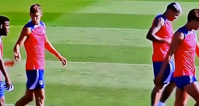 Felix thản nhiên bước đi trong sự theo dõi của Lemar. Một đồng đội gần đó như muốn ngăn cản cựu cầu thủ AS Monaco trả đũa Felix.