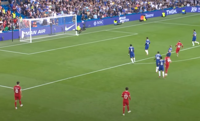 Phút thứ 90+3, cú đá ngoài vòng cấm của Darwin Nunez đem về quả phạt góc cho Liverpool.