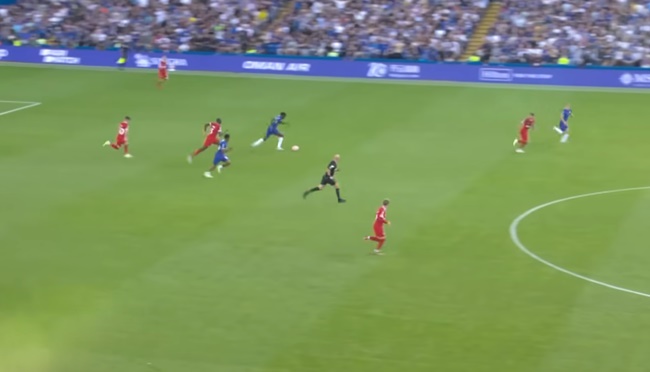 Jackson thể hiện những bước chạy thần tốc giúp Chelsea phản công. Tuy nhiên, không nhiều người mong chờ sự đột biến bởi nhân sự Liverpool vẫn áp đảo Chelsea.