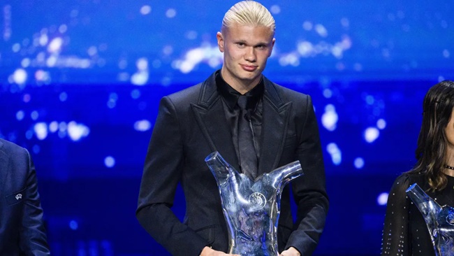 Erling Haaland đã vượt qua 2 đối thủ cạnh tranh là Kevin de Bruyne và Lionel Messi để giành giải thưởng 'Cầu thủ nam xuất sắc nhất năm' của UEFA.