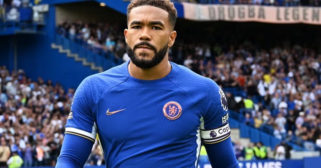 Hậu vệ: Reece James. Ngôi sao người Anh chỉ mới được trao tấm băng đội trưởng ở mùa giải này. Tuy nhiên ngay trong trận đấu khai màn với Liverpool, James đã dính chấn thương và chưa rõ thời gian trở lại.