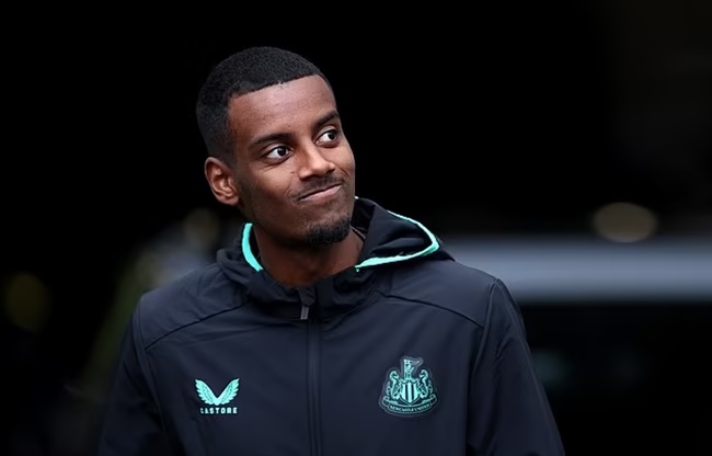 Tiền đạo: Alexander Isak (Newcastle). Chân sút người Thụy Điển chơi ấn tượng kể từ khi gia nhập Newcastle. Tuy nhiên đã có tin đồn cho rằng, họ muốn sử dụng Isak như một phần trong kế hoạch chiêu mộ Victor Osimhen của Napoli.