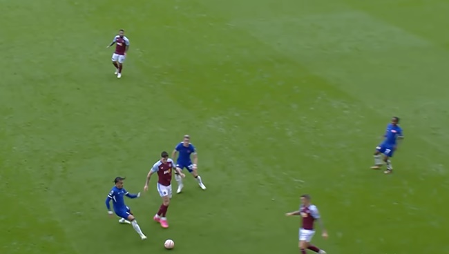 Phút thứ 58 trận đấu giữa Chelsea và Aston Villa, đội khách triển khai bóng bên cánh trái. Tân binh Malo Gusto thi đấu quyết liệt hơn mức cần thiết bằng việc nỗ lực nhoài người lấy bóng.