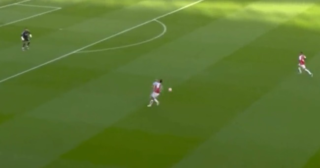 Cả hai như trâu nước va vào nhau một cách gay gắt.