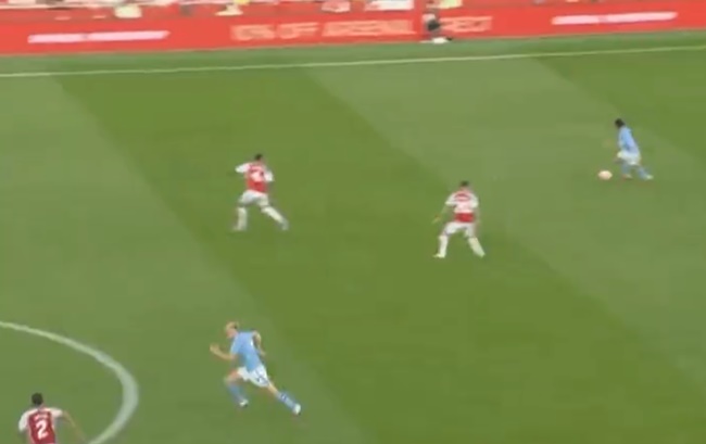 Manchester City rất thường thực hiện những đường chuyền trực diện dể khai thác khoảng trống phía sau hàng phòng ngự của Arsenal. Trong mỗi dịp như thế, Erling Haaland chủ động bứt tốc để nhận bóng từ đồng đội.