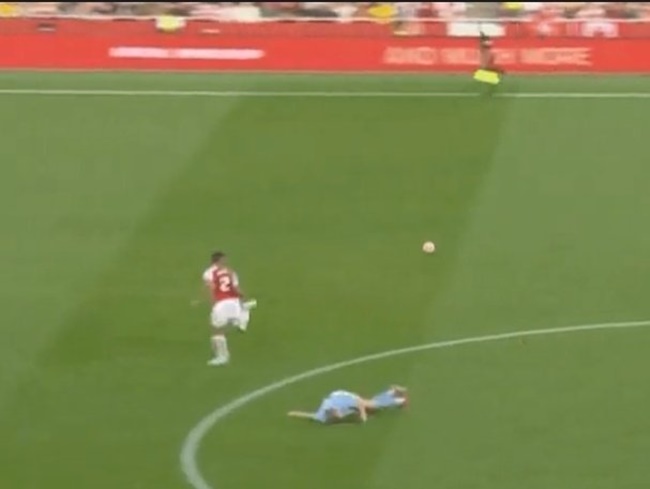 Haaland ngã lăn trên sân và dễ dàng bị Saliba khắc chế. Số 2 của Arsenal sở hữu tốc độ và thể hình chẳng kém cạnh Haaland nên anh bắt chết đối thủ rất thuận lợi.