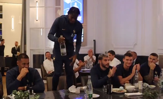 Mọi người trong phòng ăn vỗ tay cho Lukeba.