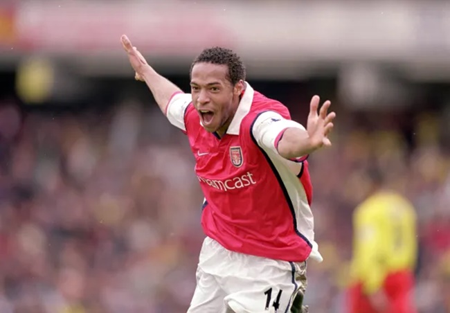 Thierry Henry trở thành huyền thoại Pháo thủ trong 8 năm đầu khoác áo Arsenal trước khi chuyển đến Barcelona vào hè 2007.