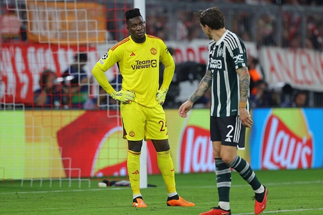 Những tình huống dùng chân chuyền bóng hỏng của Onana là một lý do khiến Man Utd thi đấu bết bát.