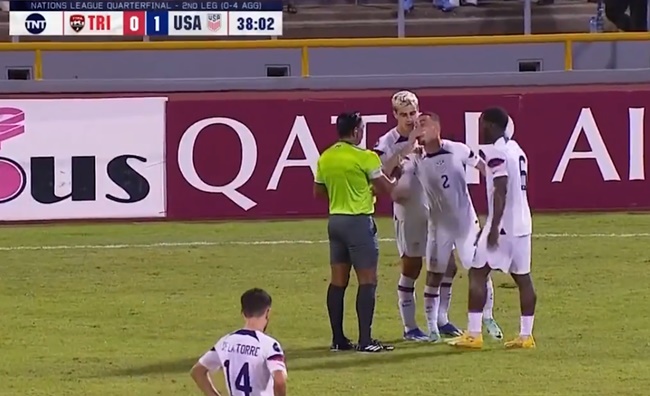 Cựu sao AC Milan thậm chí hét vào mặt trọng tài trong khi che miệng.