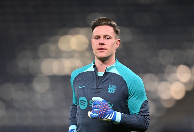 2. Marc-Andre Ter Stegen (Barcelona). Chấn thương lưng khiến Ter Stegen ngồi ngoài phần lớn thời gian mùa giải năm nay. Điều đó ảnh hưởng không nhỏ đến thành tích của đoàn quân Xavi Hernandez. Ter Stegen có khả năng phản xạ lẫn chơi chân, chuyền bóng cự phách.