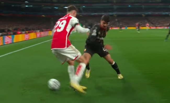 Sau đó, Havertz bất ngờ dùng chân phải đảo bóng qua một hướng khác. Khoảnh khắc này khiến CĐV tại Emirates trầm trồ thán phục. Cầu thủ theo kèm Havertz cũng hoàn toàn bất ngờ vì không lường trước cách xử lý của cầu thủ sinh năm 1999.