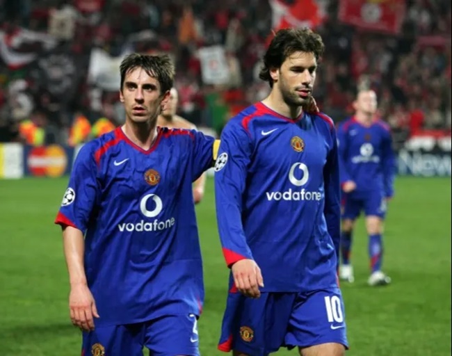 Neville là người kiến tạo trước Benfica.