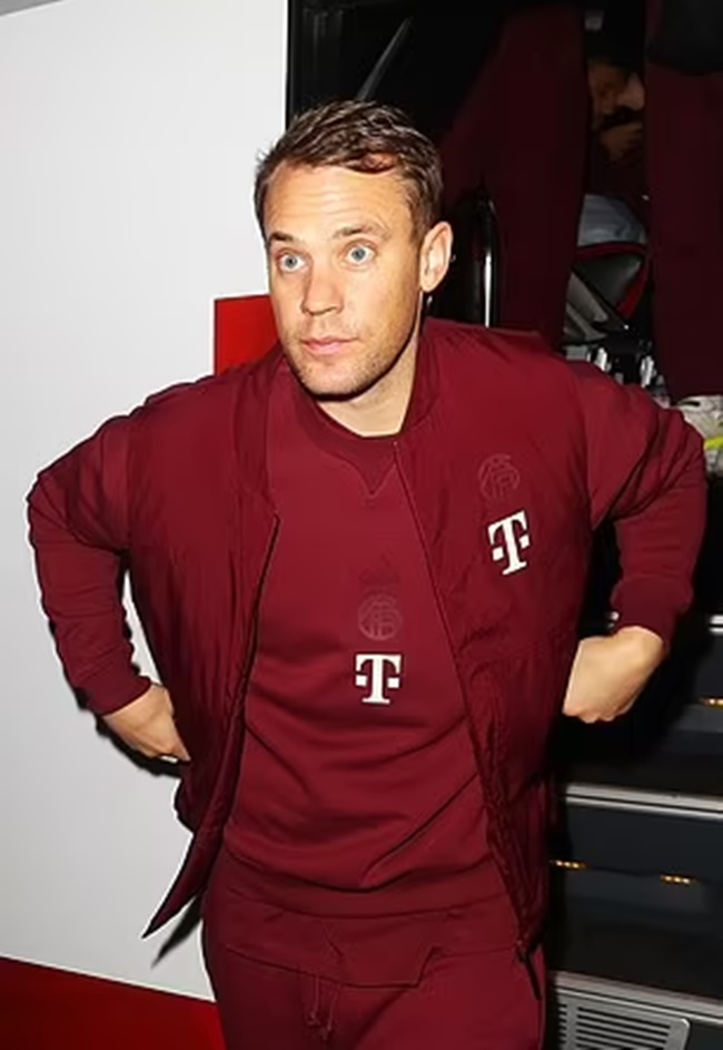Công thần Manuel Neuer cũng góp vui.