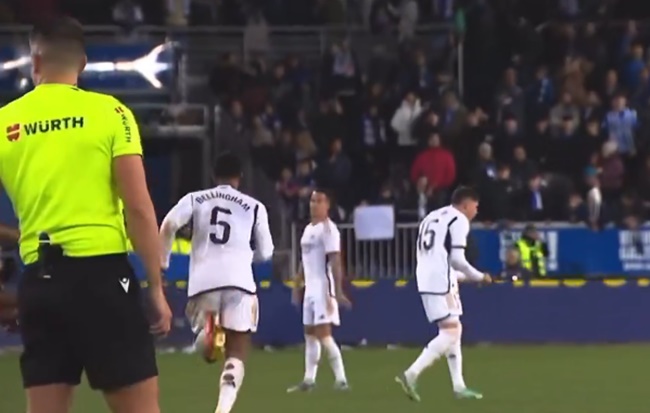 Kết thúc trận đấu, các cầu thủ Real ăn mừng chiến thắng 1-0 với Lucas Vazquez làm người hùng.