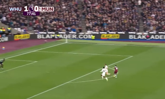 Tốc độ và sự khéo léo của tân binh West Ham khiến 2 trung vệ Man Utd gặp khó. Một cú vặn sườn Jonny Evans của Kudus đặt anh vào thế có thể tung ra cú sút chéo góc.