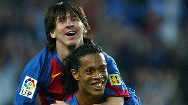 Ronaldinho từng giúp đỡ Messi trong những ngày đầu tại Barca.