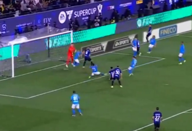 Martinez chọn vị trí thuận lợi, dứt điểm tung lưới Napoli khi Pierluigi Gollini không thực hiện bất cứ phản xạ nào.