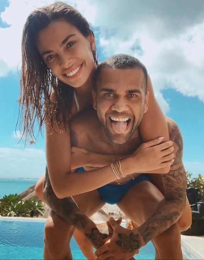 Vì vụ việc nên Alves phải công khai xin lỗi vợ Joana Sanz. Đầu năm ngoái, vợ Alves đã yêu cầu ly hôn. Có thông tin chia sẻ huyền thoại sân Nou Camp tuyệt thực trong nhà tù sau khi bị vợ bỏ mặc.
