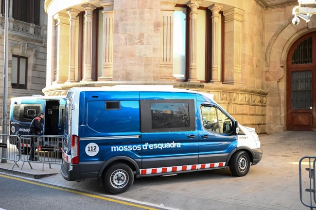 Xe tải Mossos d'Esquadra của Barcelona đến Tòa án Tư pháp tối cao tại Catalonia.