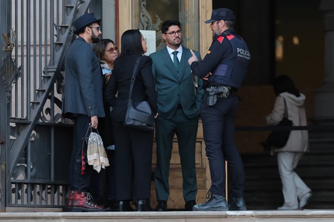 Gia đình Alves nói chuyện với quan chức tòa án ở Barcelona. Được biết, bên cạnh án tù, Alves còn bị bắt đóng tiền phạt bồi thường 128.000 bảng Anh cho nạn nhân.