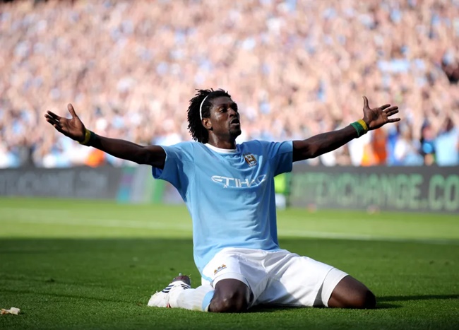 Adebayor trở thành kẻ thù của Arsenal với màn ăn mừng này.