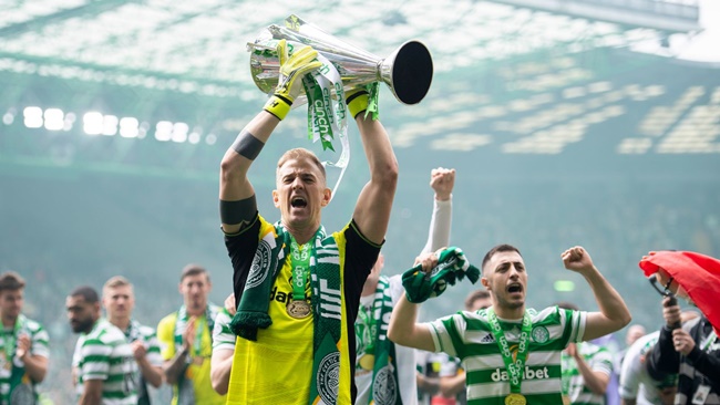 Hart đã giành 2 chức vô địch Ngoại hạng Scotland cùng Celtic