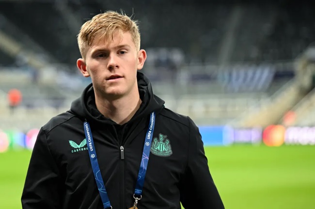 Nỗi đau thất bại tại Carabao Cup của Chelsea sẽ nhanh chóng được xoa dịu nhờ khoản tiền 28 triệu bảng mà Newcastle nợ họ cho Lewis Hall, với việc Toon có nghĩa vụ mua đứt cầu thủ trẻ theo hợp đồng cho mượn.