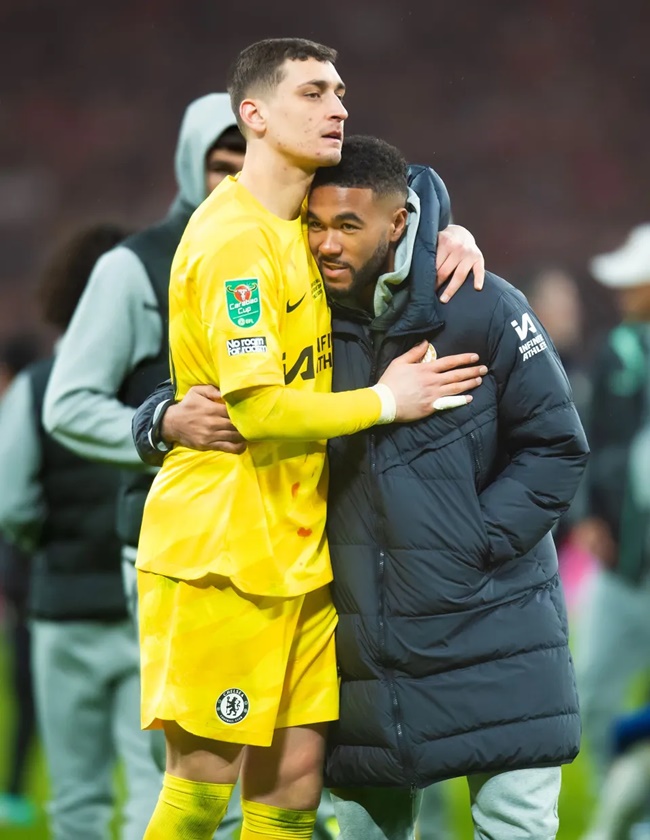 Reece James được phép ra đi nếu Chelsea nhận mức phí khủng vào mùa hè này, đặc biệt là khi anh đang gặp chấn thương. Manchester City đang xem James là mục tiêu thay thế Kyle Walker.