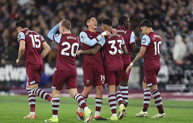 West Ham thăng tiến trên BXH, xếp ở vị trí thứ 8 bằng cách vượt mặt Newcastle United và Wolves nhờ chiến thắng 4-2 trên sân nhà.