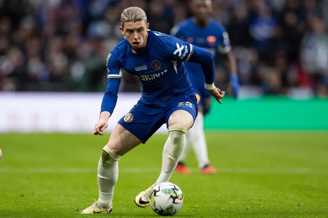 Một "gà nhà" đáng giá khác có thể chia tay Chelsea là Conor Gallagher. Tiền vệ này đang hạnh phúc ở Stamford Bridge nhưng vẫn chưa thể ký một hợp đồng mới trong bối cảnh giao kèo hiện tại của anh sẽ hết hạn sau chưa đầy 18 tháng. Tottenham Hotspur muốn chiêu mộ Gallagher.