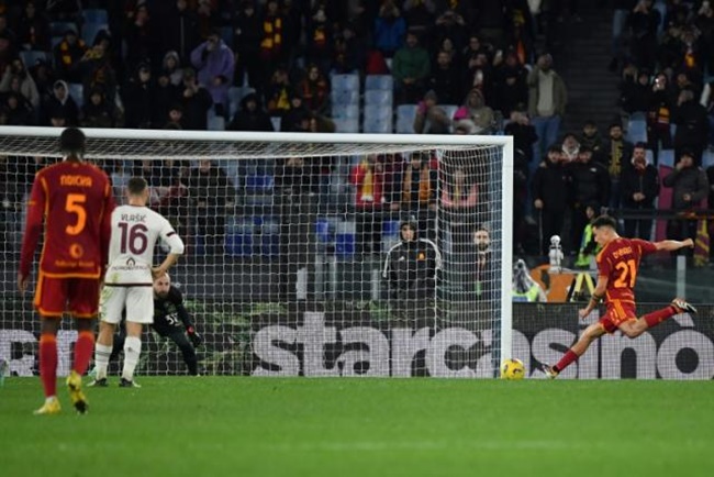 Cũng vào rạng sáng nay nhưng là tại Serie A, AS Roma tiếp đón Torino với nguồn cảm hứng Paulo Dybala. Dybala khai thông thế bế tắc nhờ quả penalty trong hiệp 1.