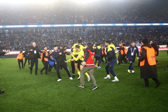 Lực lượng an ninh chật vật ngăn chặn xô xát trên sân.