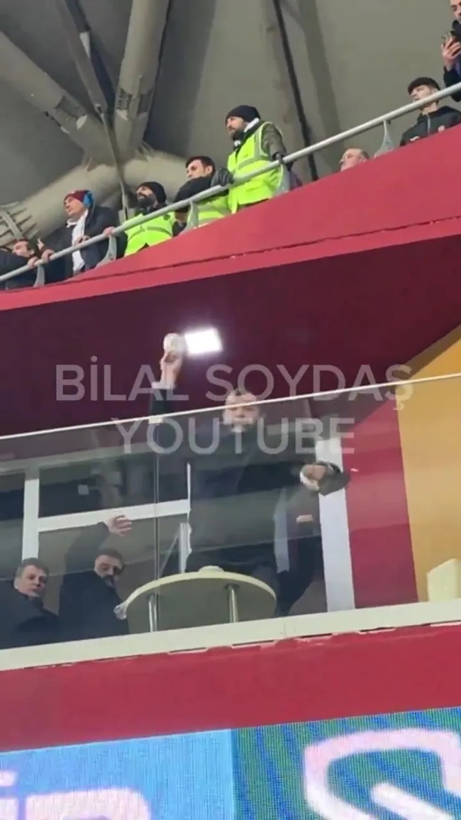 Trên khán đài cũng chứng kiến vài cơn thịnh nộ, điển hình là ban lãnh đạo cấp cao bên phía đội khách.