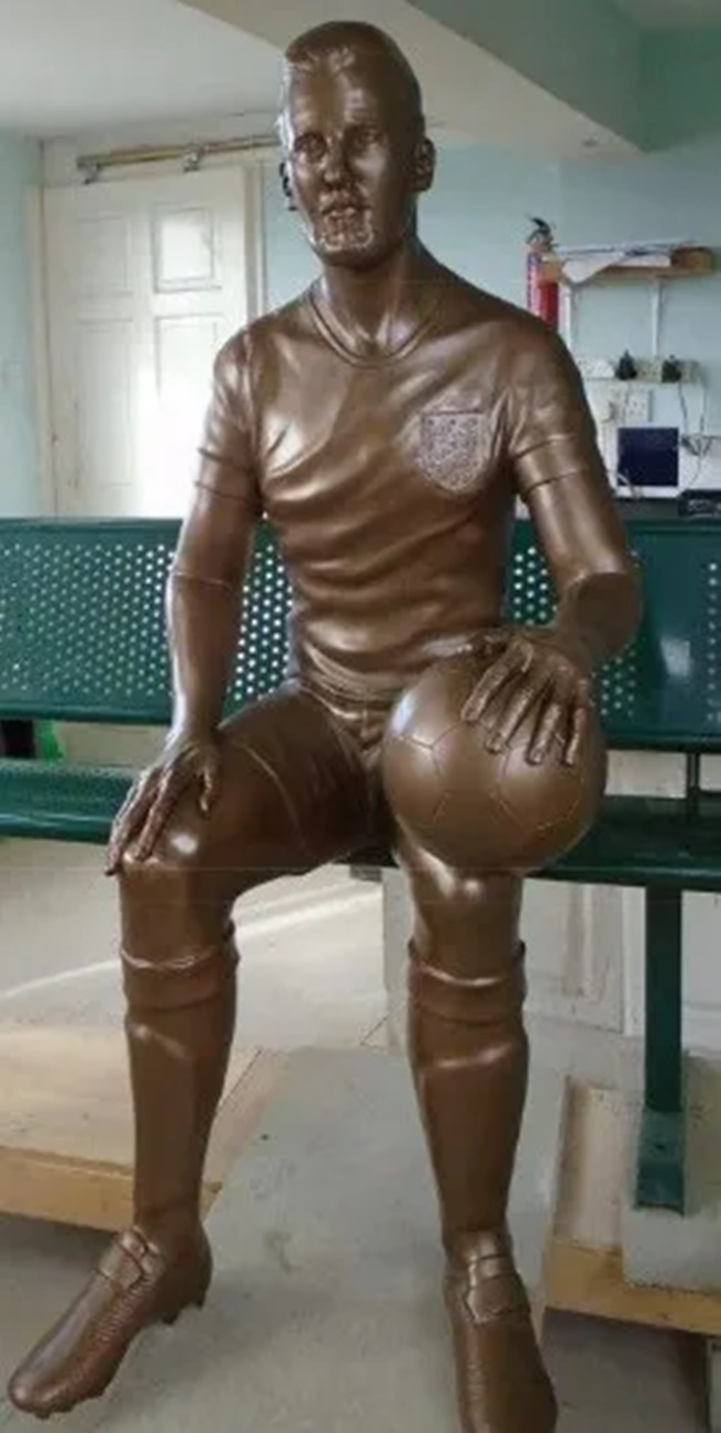 Những bức ảnh đầu tiên về bức tượng bí mật của Harry Kane, vốn được giấu kín trong nhiều năm, đã được tiết lộ bốn năm sau khi hoàn thành.