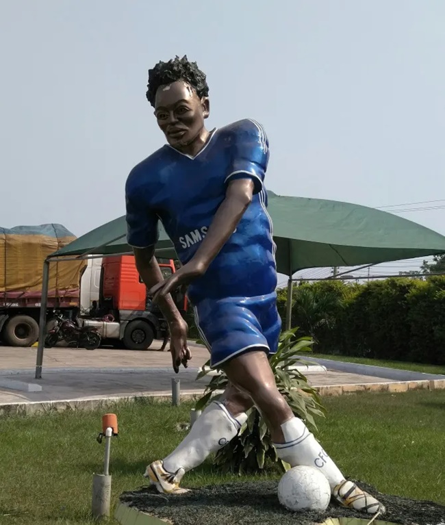Cựu ngôi sao Chelsea Michael Essien được tặng một bức tượng khác thường ở Kumasi, Ghana. Về dáng đứng thì nó nghệ thuật hơn các bức tượng khác. Tác phẩm mô tả Essien đi bóng khi còn thi đấu cho Chelsea.