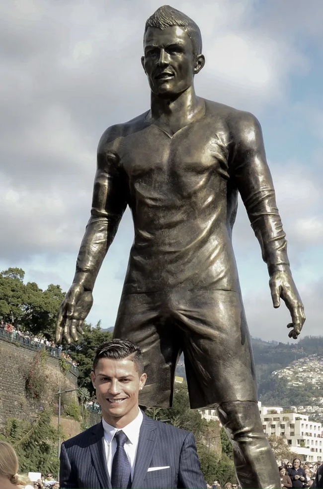 Trước Kane, Cristiano Ronaldo từng được làm tượng cho riêng mình. Ronaldo có tượng ở quê nhà.