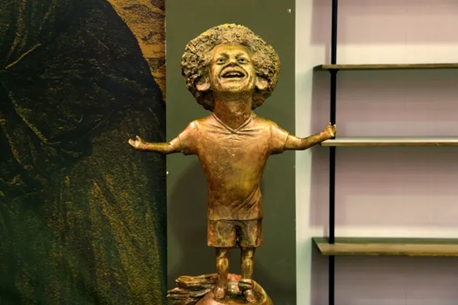 Mohamed Salah có một bức tượng ngoại cỡ để vinh danh bản thân ở Ai Cập. Bức tượng này nhỏ hơn những tác phẩm quá cỡ của các đồng nghiệp khác.