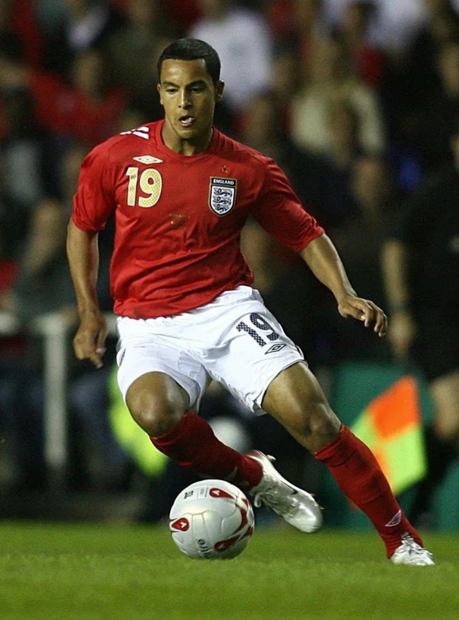 Theo Walcott ra mắt lúc 17 tuổi, 2 tháng và 14 ngày. Walcott đã gây chấn động thế giới khi được triệu tập vào đội tuyển Anh dự World Cup 2006 dù chưa từng thi đấu ở Premier League. Anh trở thành cầu thủ nam trẻ nhất ra mắt đội tuyển Anh trong trận giao hữu với Hungary năm 2006.