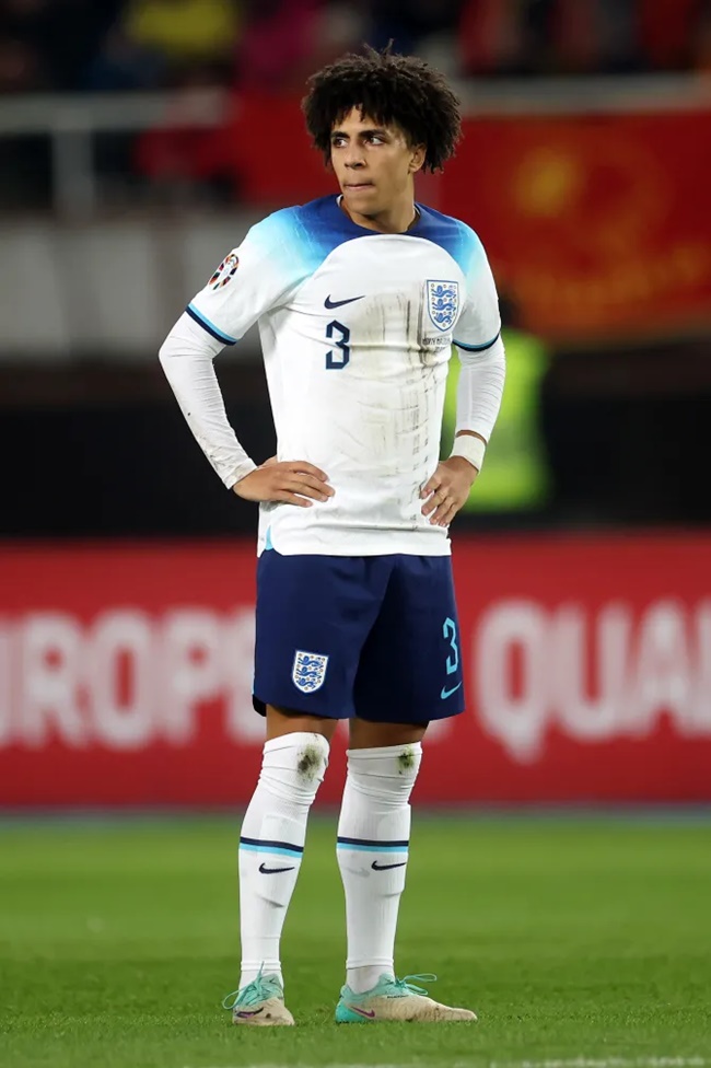 Rico Lewis ra mắt lúc 18 tuổi, 11 tháng và 30 ngày. Lewis của Man City đã có trận ra mắt quốc tế ngay trước sinh nhật thứ 19 trong trận hòa 1-1 với Bắc Macedonia vào tháng 11 năm ngoái